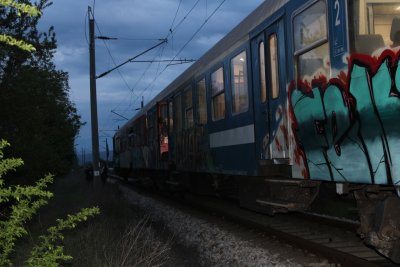 Влак блъсна кола на прелез край село Мурсалево (Снимки)