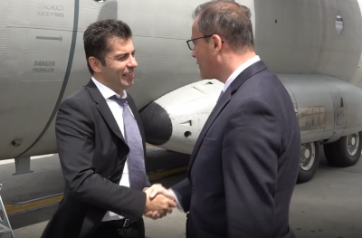 Премиерът Кирил Петков пристигна в Букурещ (Видео)