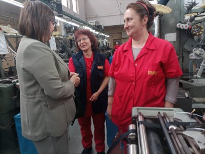 Вицепремиерът Корнелия Нинова се срещна с работници от текстилната индустрия