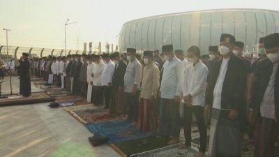 Мюсюлманският свят празнува Рамазан Байрам В джамии в редица държави