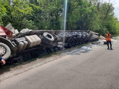 Катастрофа с четири тежкотоварни автомобила ограничи движението през Ришкия проход