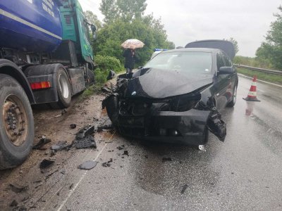 Двама служители на НСО от кортежа на президента Радев са пострадали при катастрофа в Пловдив