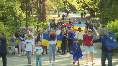 В шествието се включиха много украинци Въпреки че наблизо се провеждаше