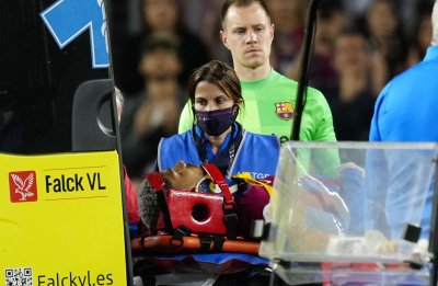 Защитникът на Барселона Роналд Араухо беше откаран в болница след