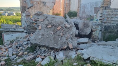 Инцидент в Бургас Стена на изоставена сграда затисна момче Детето