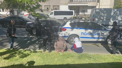 Зрелищна акция в центъра на Бургас, двама са арестувани (СНИМКИ)