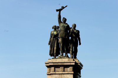 Дрон е излял жълта и синя боя върху Паметника на Съветската армия (СНИМКИ)