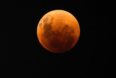 Първото и единствено пълно лунно затъмнение за тази година започна