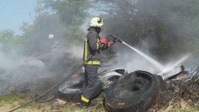 Пожар избухна в незаконно сметище до ромския квартал Селеметя в