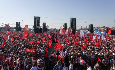 Многохиляден митинг в Истанбул в подкрепа на водеща опозиционерка