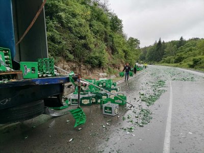 Камион разпиля каси с бира след катастрофа на пътя Русе-Бяла