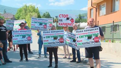 Кариерите за добив на материали над пловдивското село Белащица отново