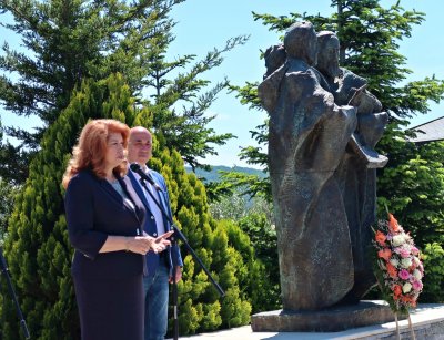 Вицепрезидентът Илияна Йотова откри паметник на Св Св Кирил и