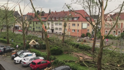 Един загинал и поне 40 ранени след мощни бури в Германия