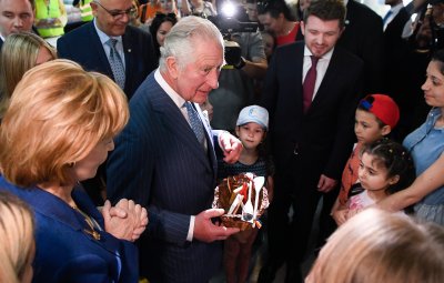 Принц Чарлз посети център за бежанци в Румъния