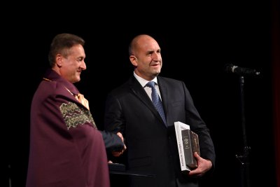 Президентът награди Пловдивския университет с плакет "Св. Св. Кирил и Методий"