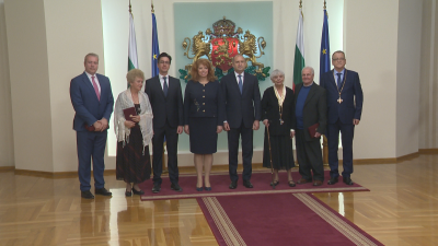Президентът Румен Радев удостои с висши държавни отличия петима заслужили