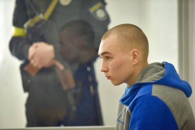 Украинската прокуратура поиска доживотен затвор за първия руснак, съден за военни престъпления