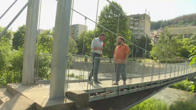 Единственият въжен мост в Благоевград продължава да се руши