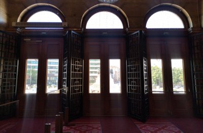 Вратите на парламента отново са без решетки