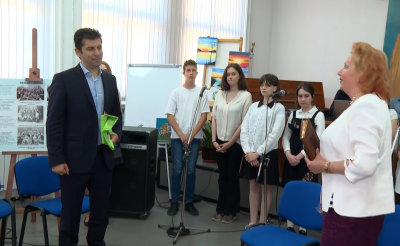 Премиерът Кирил Петков посрещна 24 май в училището, което е завършил