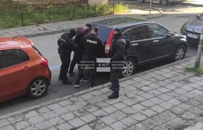 Пуснаха под гаранция мъжа, забивал кирки в украински автомобили в Бургас