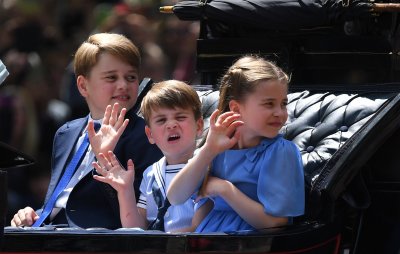 Малкият принц Луи събра погледите на военния парад за юбилея на прабаба си (Снимки)