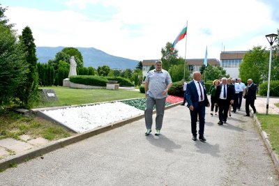 Президентът на Българската федерация по волейбол Любомир Ганев посети Националната