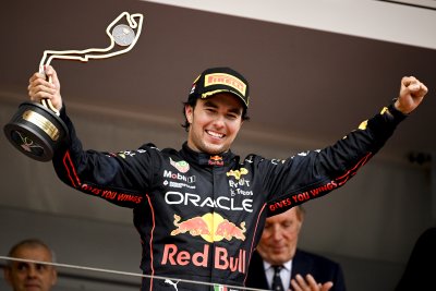 Серхио Перес триумфира в Монако, Верстапен оглави Формула 1