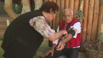 80 годишна медицинска сестра продължава да помага на хората в разложкото