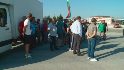 Земеделски производители от Садово и Чешнегирово блокираха пътя Пловдив Хасково