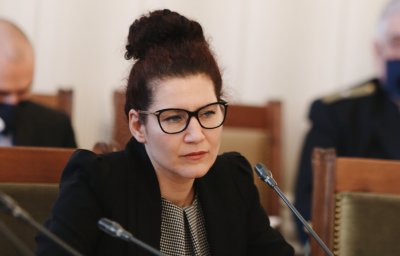 Вицепремиерът Kонстантинова ще бъде изслушана в НС заради преместването на бежанците