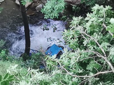 Миниван пропадна в 40-метрова пропаст край Симитли