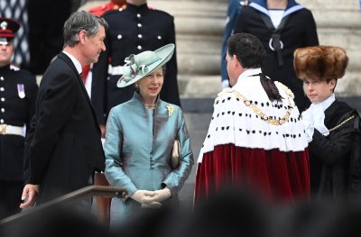 Бъкингамският дворец посочи защо кралицата няма да присъства на църковната служба