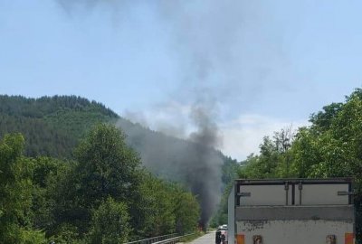 Товарен автомобил се запали по време на движение в Благоевградско (СНИМКИ)