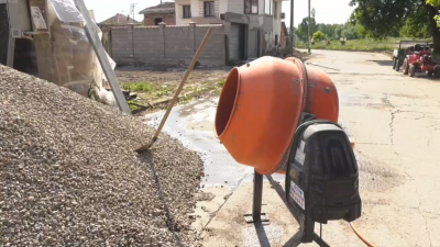 Викай неволята: Хората в село Лиляче сами си асфалтират улиците