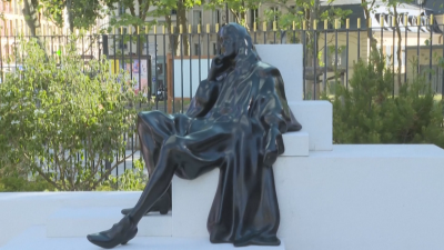 Статуя на Жан-Батист Молиер беше открита в парижкото предградие Версай