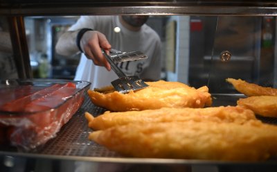 Инфлацията погубва традиционното британско ястие риба с картофки