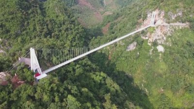 Най дългият в света стъклен висящ мост беше открит във Виетнам