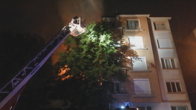 Голям пожар горя тази нощ в сграда в София Около