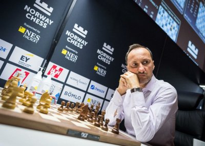 Българският гросмайстор Веселин Топалов записа първата си победа на шахматния