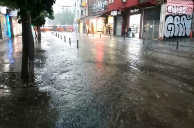 Проливен дъжд се изля тази вечер в София Улиците в