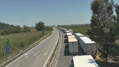 Движението към "Дунав мост 2" е блокирано заради километричната колона от тирове