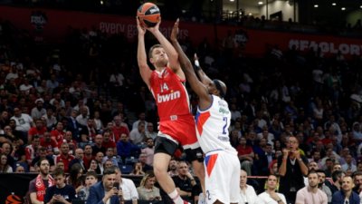 Българският баскетболен национал Александър Везенков и неговия клубен Олимпиакос надиграха