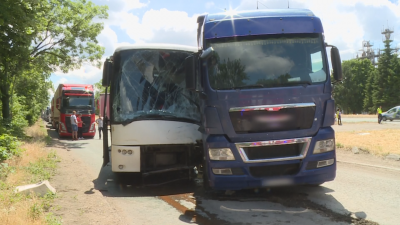Катастрофа между ТИР и автобус край "Дунав мост", три жени са леко пострадали