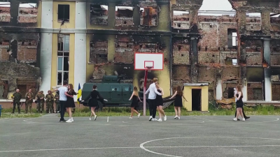 Валс сред руините: Абитуриенти от Харков се върнаха в разрушеното си училище