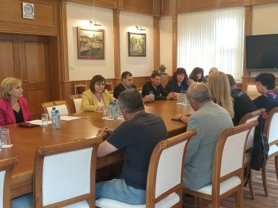 Нинова договори с 200 лв. увеличение на заплатите във ВМЗ-Сопот, протестът се отменя