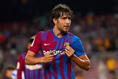 Футболистът на Барселона Сержи Роберто подписа едногодишно удължаване на договора