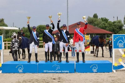 Топездачи на България с купата от отборното състезание по конен спорт в Божурище