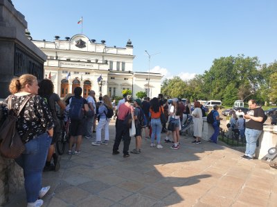 Граждани излязоха на протест пред парламента в подкрепа на Никола